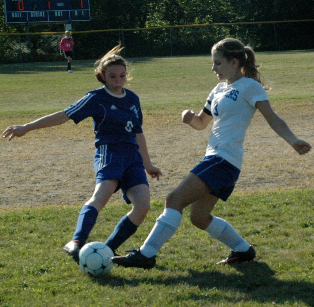 Mariner Ashley Haskell works for control against Sumner. Photo by Jack Scott